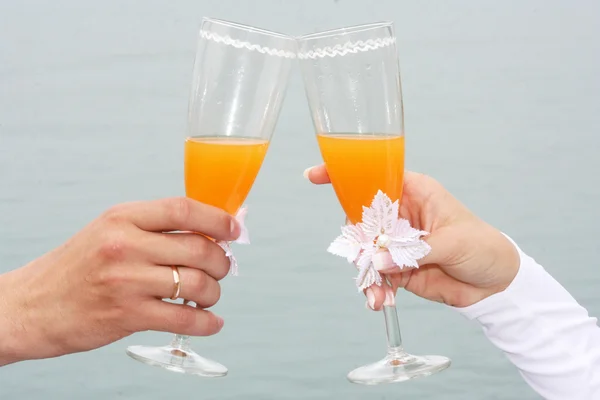 Brinde de um casal recém-casado — Fotografia de Stock