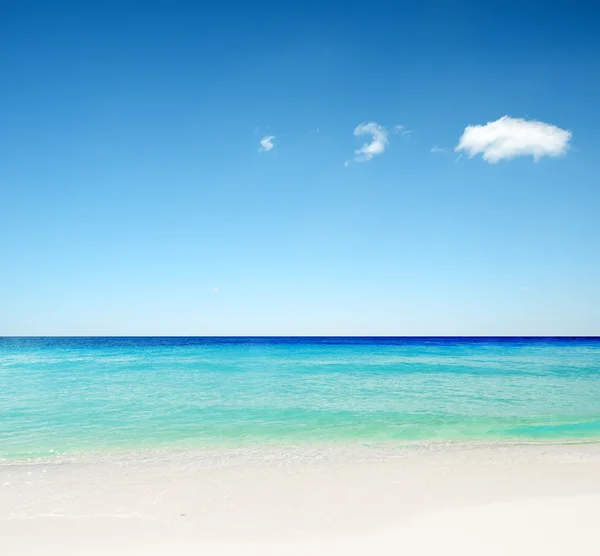 Bílá písečná pláž — Stock fotografie