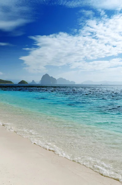 Пляж з білим піском — стокове фото
