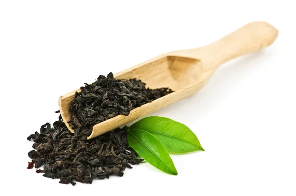 Svart te med leaf isolerad på vit bakgrund — Stockfoto