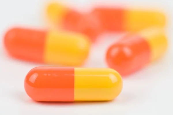 Žluté a oranžové pilulky — Stock fotografie