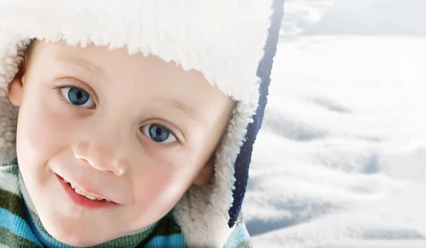 Kleiner Junge mit Wintermütze isoliert auf weißem Hintergrund — Stockfoto