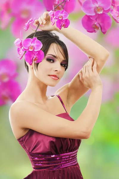 Gyönyörű nő orchideavirággal — Stock Fotó