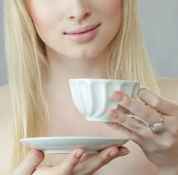 Mujer joven con té — Foto de Stock
