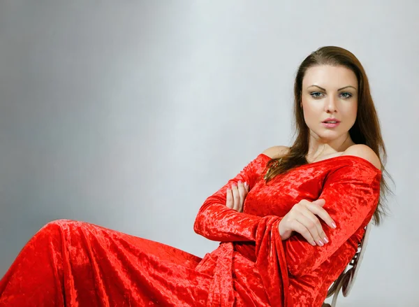 Jovem mulher em vestido vermelho — Fotografia de Stock