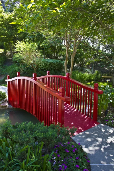 Červená zahrada most — Stock fotografie