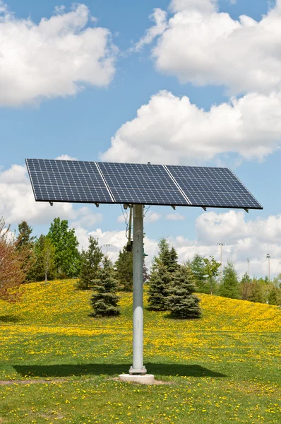 Energia renovável - Array painel solar fotovoltaico — Fotografia de Stock