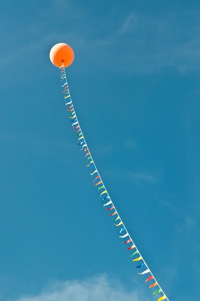 Balon z serpentyn w błękitne niebo — Zdjęcie stockowe