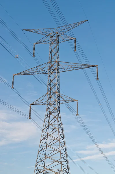 Torre di trasmissione di energia elettrica con cielo blu — Foto Stock