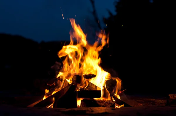 Kıvılcım ateş ile kamp ateşi — Stok fotoğraf