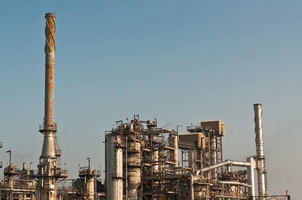 Нафтохімічна нафтопереробний завод — стокове фото