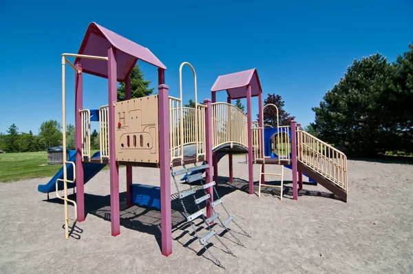 Parque com equipamento de parque infantil Fotos De Bancos De Imagens