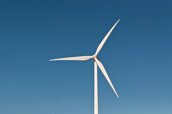 푸른 하늘 가진 큰 바람 터빈 — 스톡 사진
