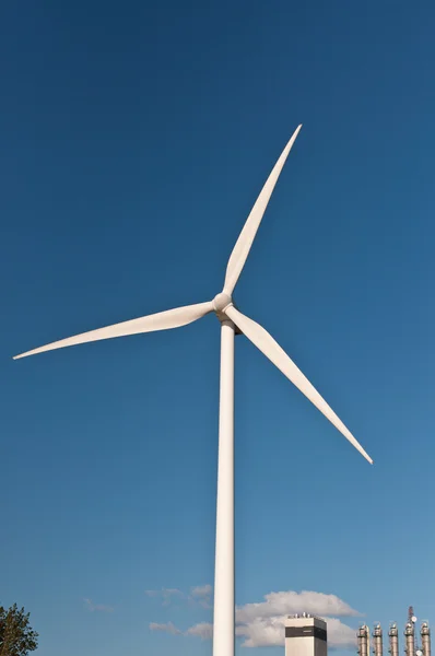 Большая ветряная турбина с голубым небом — стоковое фото