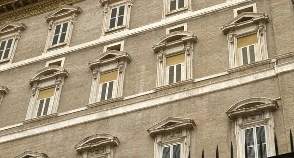 Papal Apartment Windows From St Peter's Square — Stock Photo, Image