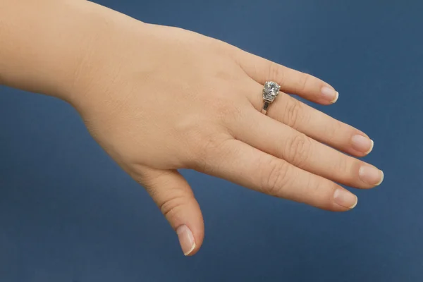 Verlovingsring vrouwelijke hand — Stockfoto