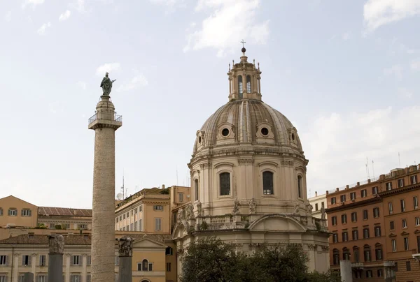 Траянская колонна и церковь в Риме — стоковое фото