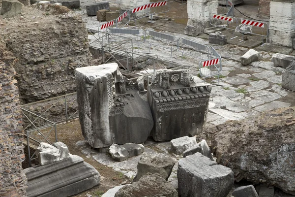 Romeinse forum ruïnes tempel stenen — Stockfoto