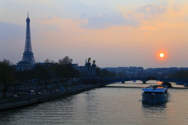 Gün batımında Paris.