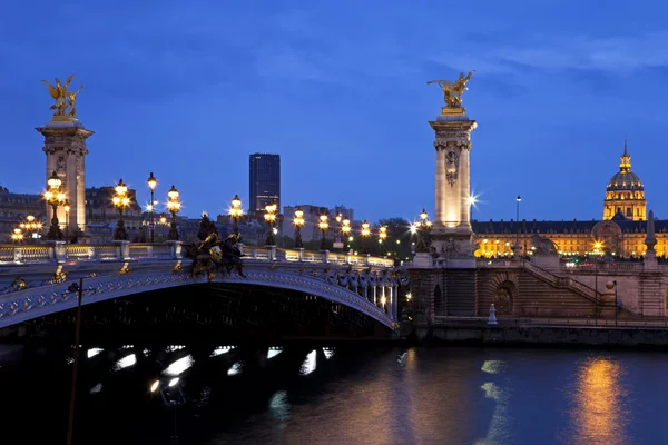 Most Alexander III v noci. Paříž, Francie — Stock fotografie