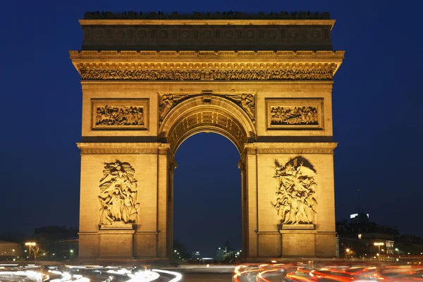 Триумфальная арка ночью, Париж, Франция — стоковое фото