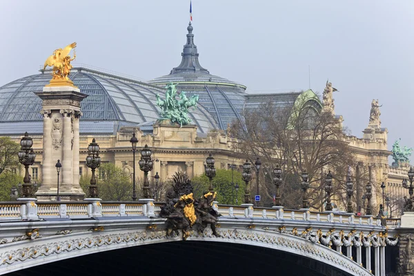 アレクサンドル 3 世を橋します。パリ、フランス. — ストック写真