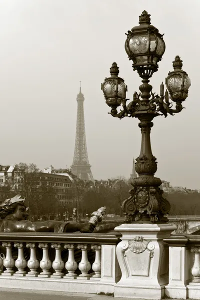 Lanterna de rua na Ponte Alexandre III em Paris, França . — Fotografia de Stock