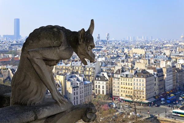 Famosa quimera de Notre-Dame com vista para Paris . — Fotografia de Stock