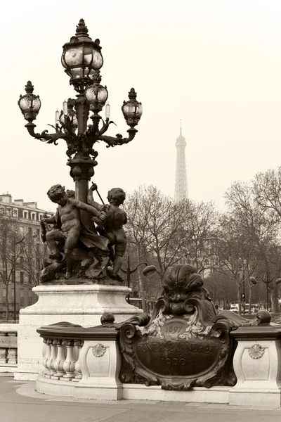 Lanterna de rua na Ponte Alexandre III em Paris, França . — Fotografia de Stock