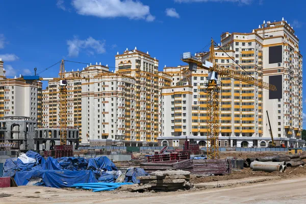 Construcción de un complejo de varios pisos . —  Fotos de Stock