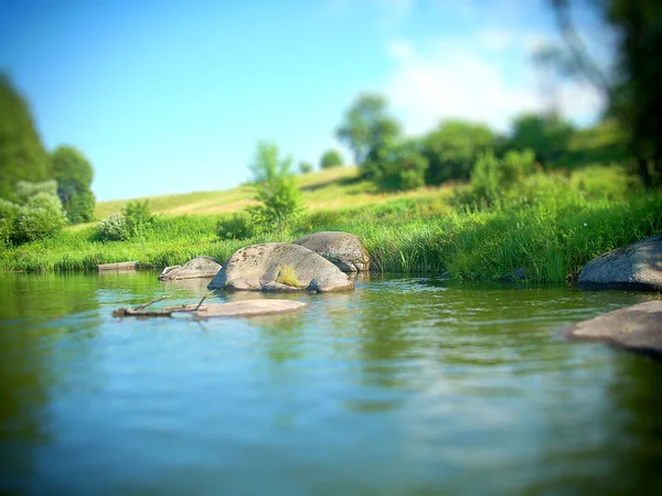 Тихая красивая река — стоковое фото