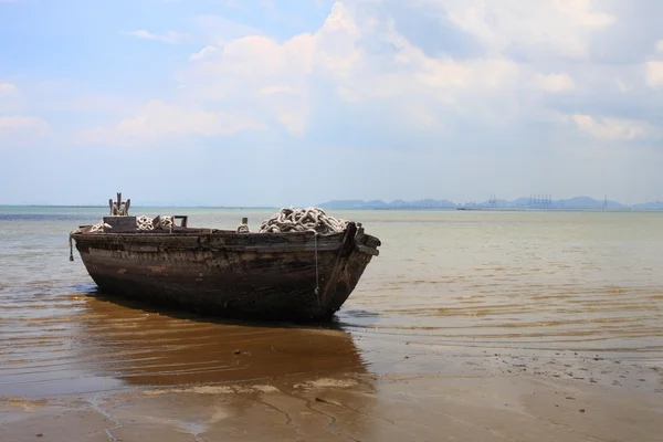 Båt strandsatta — Stockfoto