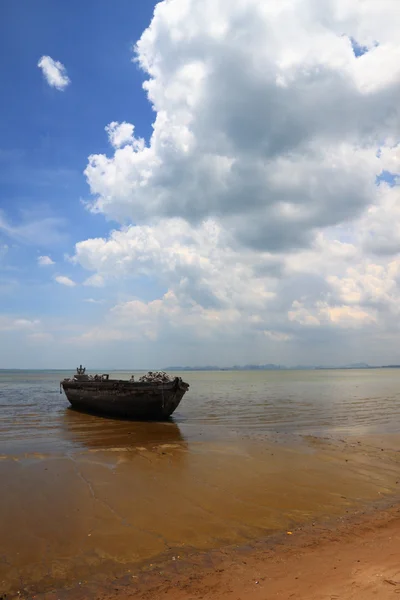 Boot auf schmutzigem Sand gestrandet — Stockfoto
