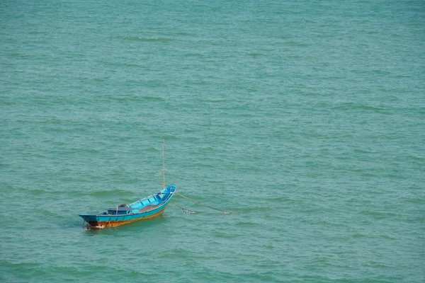 Sozinho em mar largo — Fotografia de Stock