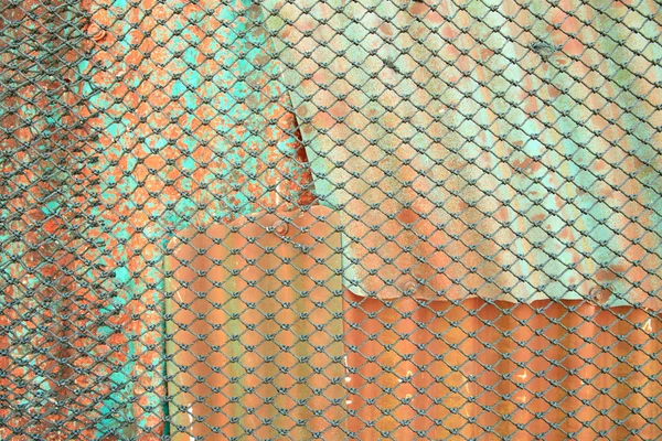 Alambre de cuerda delante de una vieja chapa de metal oxidado — Foto de Stock