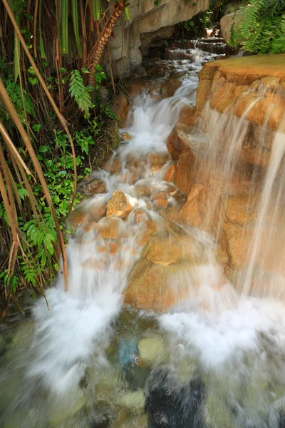 Vattenfall på brun rock — Stockfoto