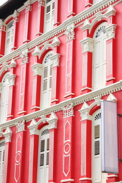 赤い建物と白い窓 — ストック写真