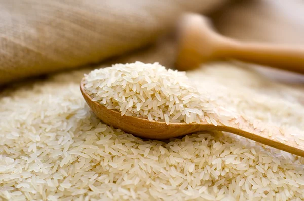 Rijst in lepel — Stockfoto