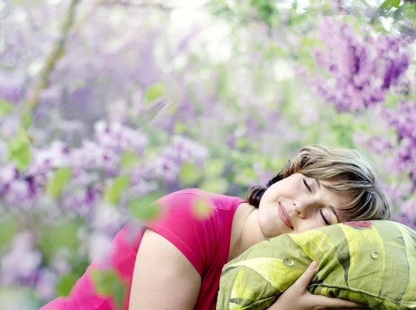 Woman relaxing in nature — Stock Photo, Image