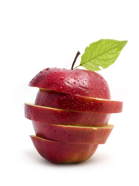 Капли на красном яблоке — стоковое фото