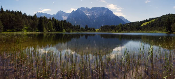 在阿尔卑斯山中湖 — 图库照片
