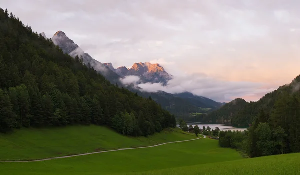 Alpine Landschaft am Abend — Stockfoto