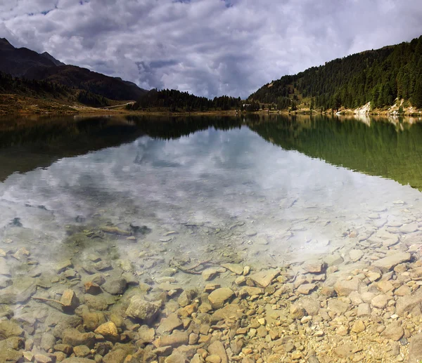 Lago en los Alpes — Foto de Stock