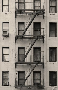 New York'taki apartman merdiven siyah ve beyaz