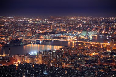 alacakaranlıkta New York'un manhattan skyline havadan görünümü