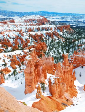 Kışın kar ile Bryce canyon.