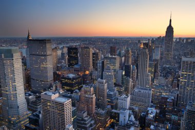 New York'un manhattan skyline panorama ile'deki günbatımı havadan görünümü