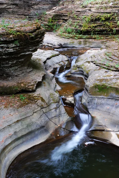 Река над скалами — стоковое фото