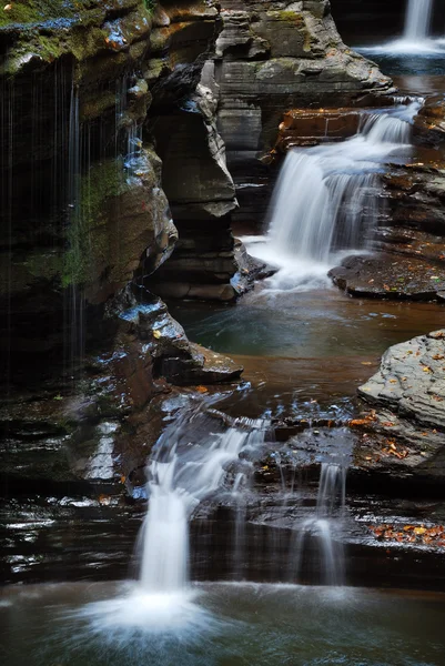 Wasserfall über Felsen — Stockfoto