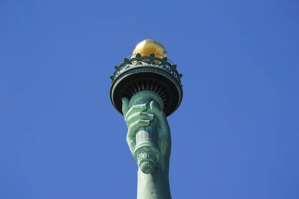 自由火炬在纽约市曼哈顿的雕像 — 图库照片